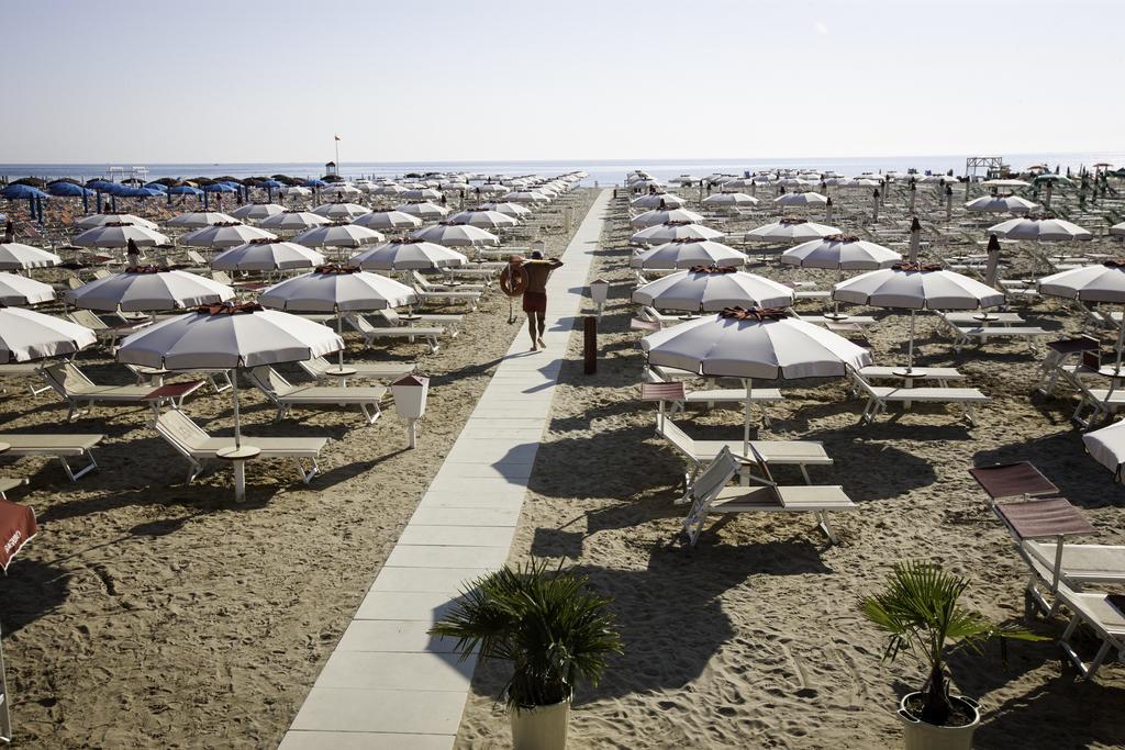 Residence Fellini Rimini Extérieur photo