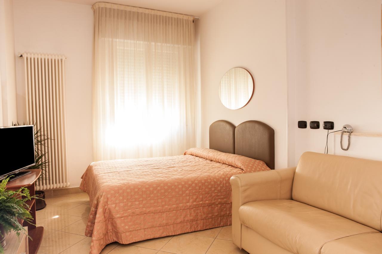 Residence Fellini Rimini Extérieur photo